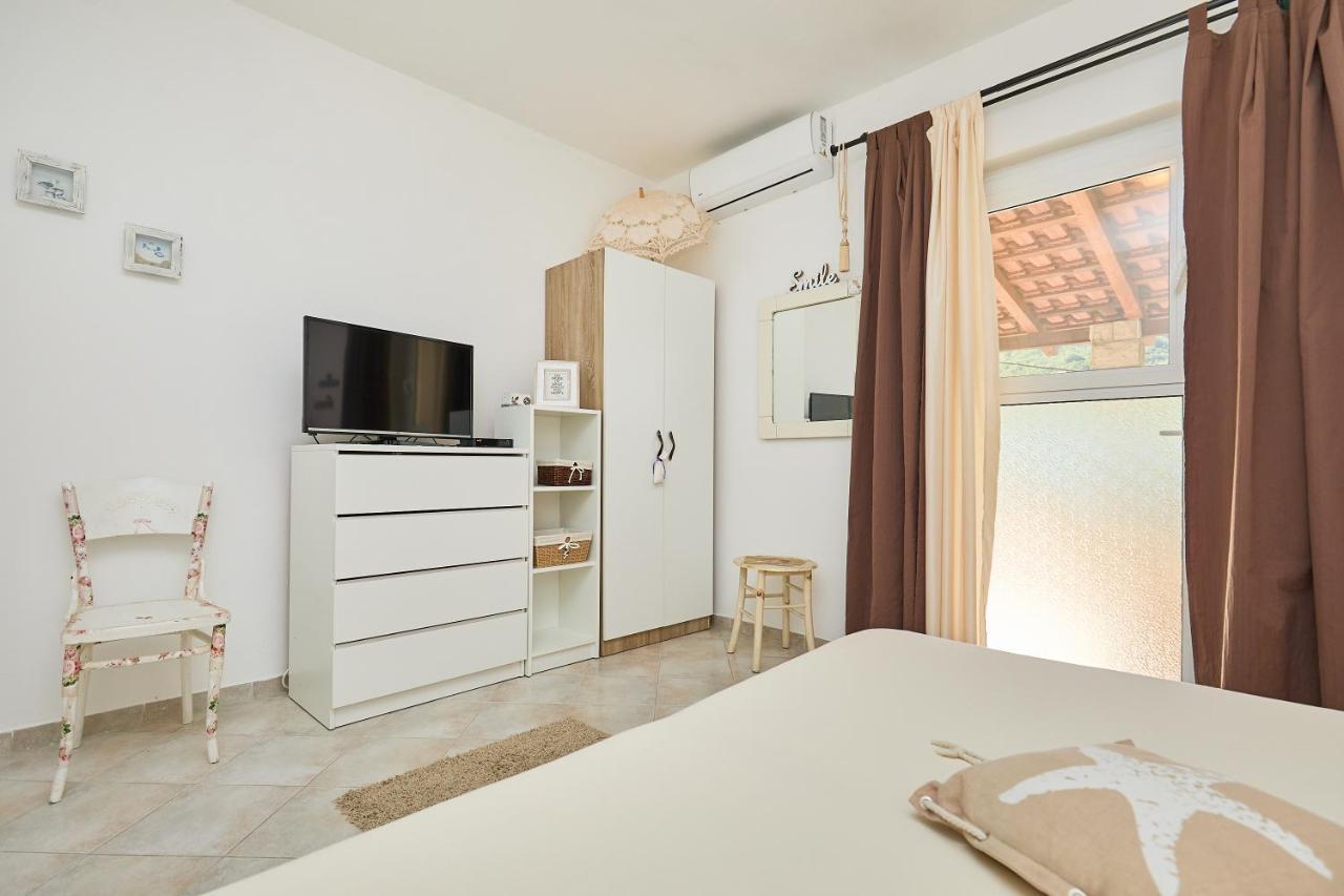 Studio Dolores-Apartment By The Sea Maranovići Esterno foto